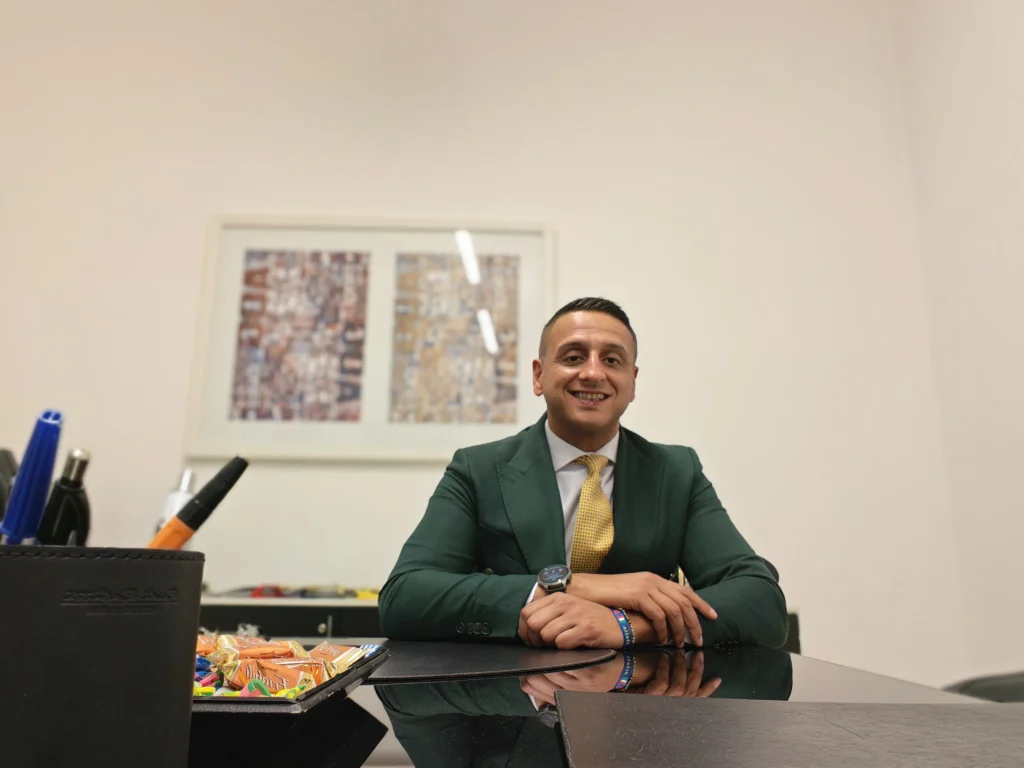 Avv. Catello De Simone nel suo studio legale