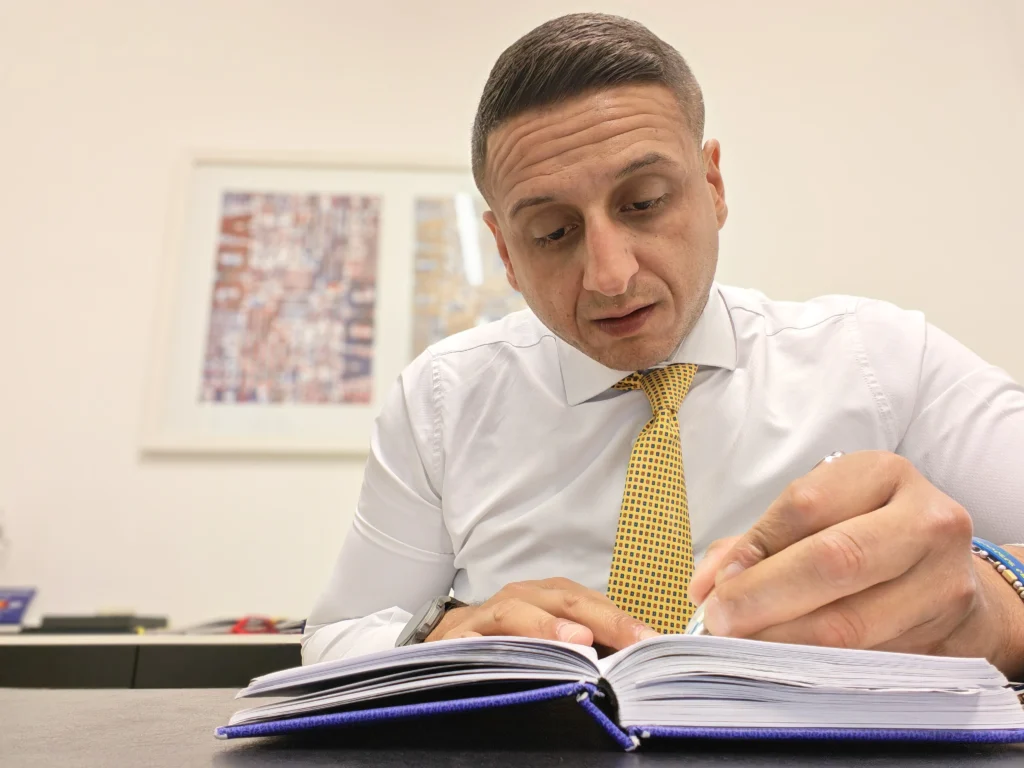 Avv. Catello De Simone nel suo studio legale